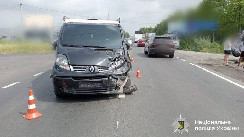 У Прикарпатті сталося ДТП за участю двох мікроавтобусів, внаслідок якого одного з водіїв довелося госпіталізувати.