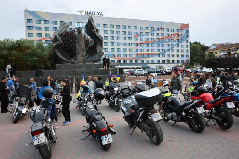 Мотоциклісти та автомобільні ентузіасти з різних куточків України та Європи зустрінуться поряд з ратушею у Франківську.