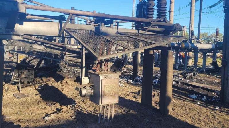 Атаки та погодні негаразди: відключення електрики в 10 регіонах України.