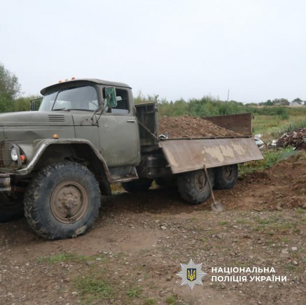 У Франківській області чоловік буде зобов'язаний сплатити штраф у розмірі 51000 гривень за незаконний видобуток гравію на берегах річки.