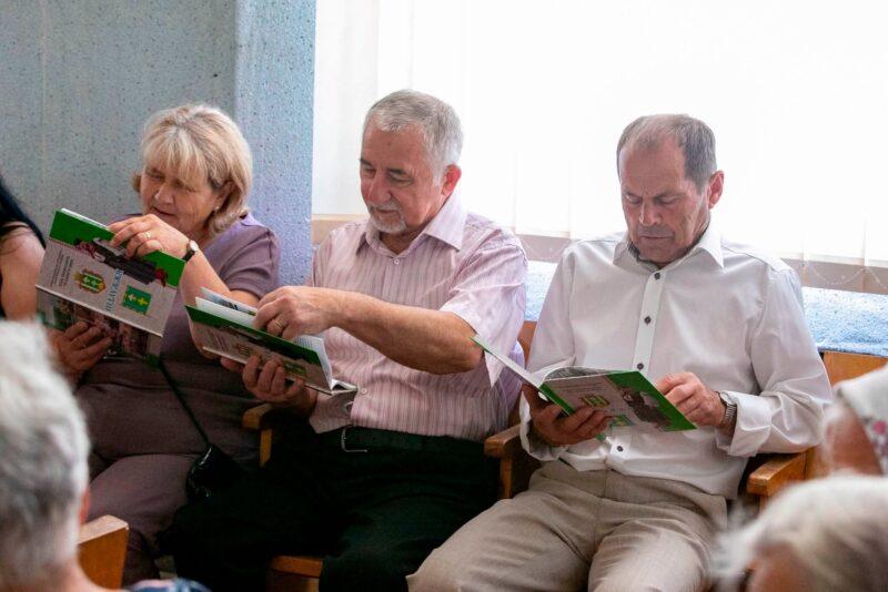 У Підлужжі відбулася презентація книги, що розповідає про село: шість томів серії обійшлися місту в 1,7 мільйона гривень.