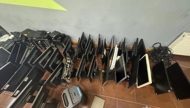 В Україні завершилася масштабна спецоперація, в ході якої було закрито 94 шахрайських кол-центри.