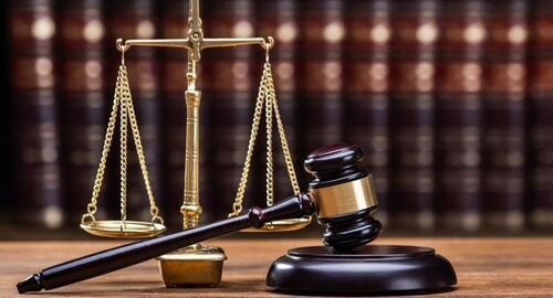 Мати, використовуючи залякування, спонукала свого 13-річного сина вчинити жорстоке вбивство бабусі заради фінансової вигоди.