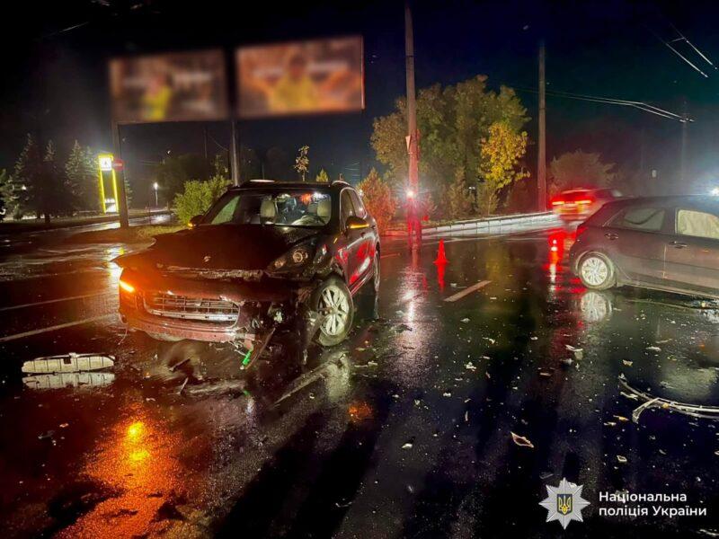 У Франківську сталася аварія за участю двох автомобілів, в результаті якої двоє пасажирів опинилися в медичному закладі.