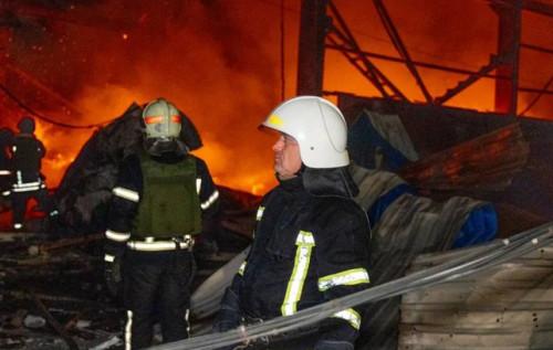 Окупанти знову завдали удару по Житомирщині за допомогою дронів, внаслідок чого є жертви, постраждалі та значні руйнування.