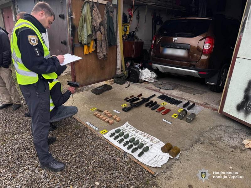 У Долині, у гаражному приміщенні, правоохоронці знайшли великий арсенал зброї та боєприпасів.